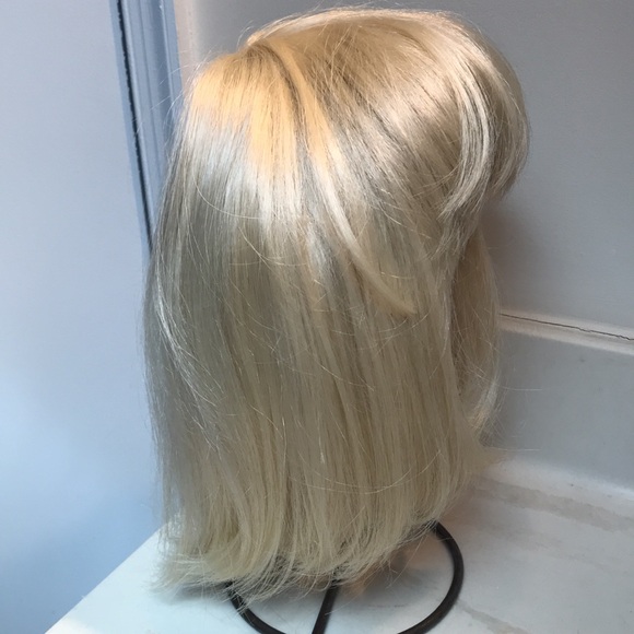 Y2K Platinum blond bob wig. Synthetic material. Great Condition- no stains. - Picture 1 of 8